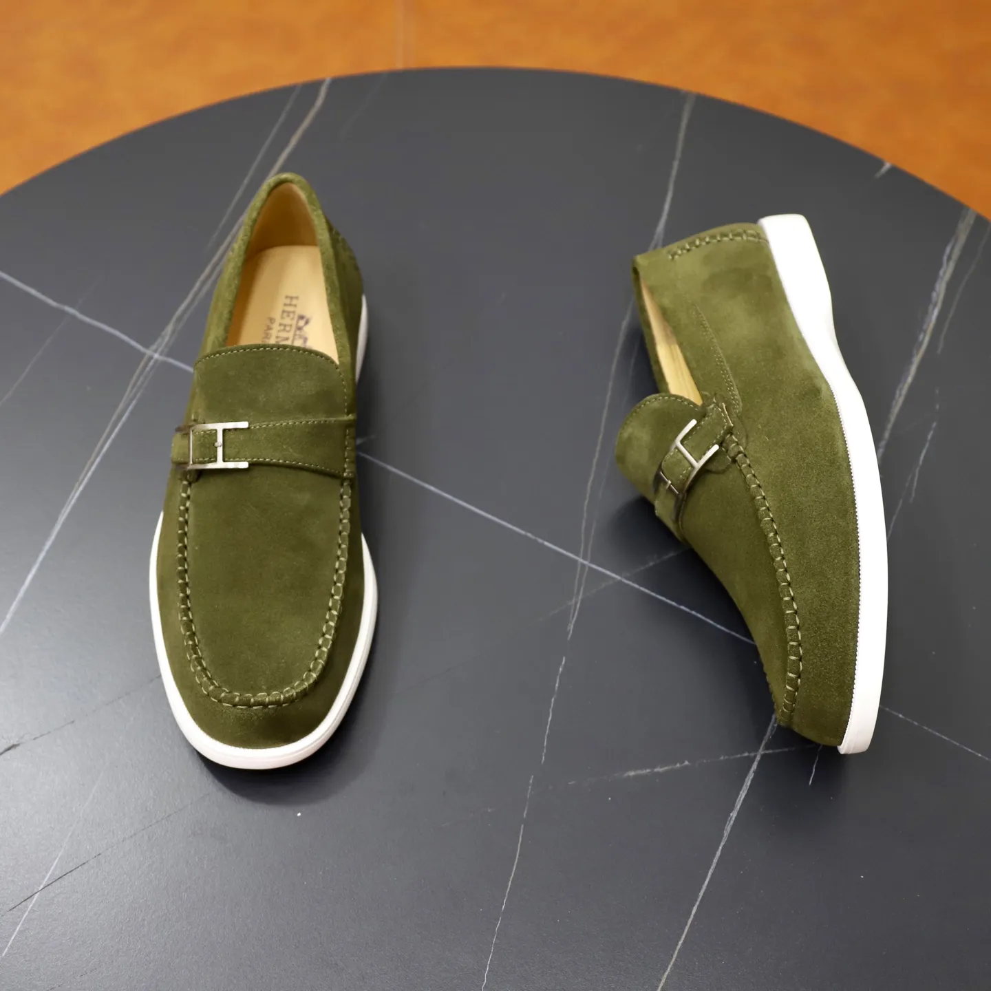 Ex-factory price: 540💰Hermès/Hermès slip-on men's shoes. This shoe is made of imported cow suede leather, with simple and smooth lines, and a 3CM rubber foam ultra-light sole combined with aerodynamic design! Youthful and fashionable, H button decoration, contrasting leather embellishment on the heel, calf lining to gently wrap your feet, with embossed logo cowhide feet, leather rock strips, casual and urban style, highlighting youthful vitality, sports and leisure version, super versatile Size number: 38-39-40-41-42-43-44 Standard leather shoe size (45 can be customized but does not support returns)